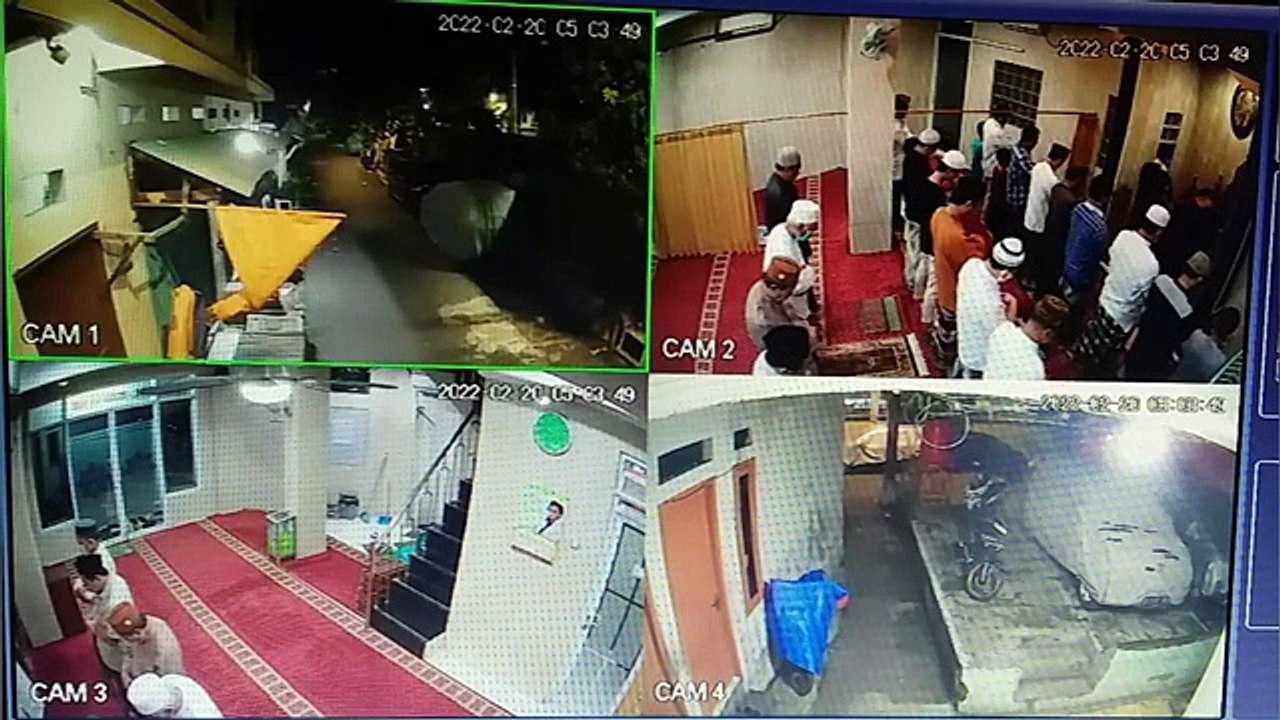 Detik-detik pencuri kotak amal masjid terekam camera cctv