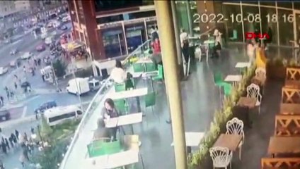 Telefonuna baktıktan sonra kendini aşağı bıraktı