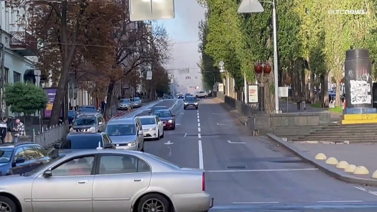 4 schwere Explosionen: Sirenen heulen in der ukrainischen Hauptstadt Kiew