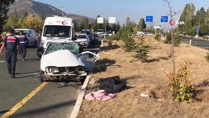 İki otomobilin çarpıştığı kazada 1 kişi öldü, 4 kişi yaralandı