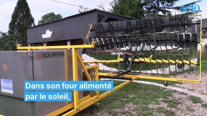 Arnaud cuit son pain et torréfie des graines avec un four solaire