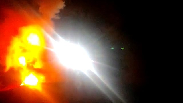 Los bomberos sofocan el incendio de un coche de noche en la Sierra