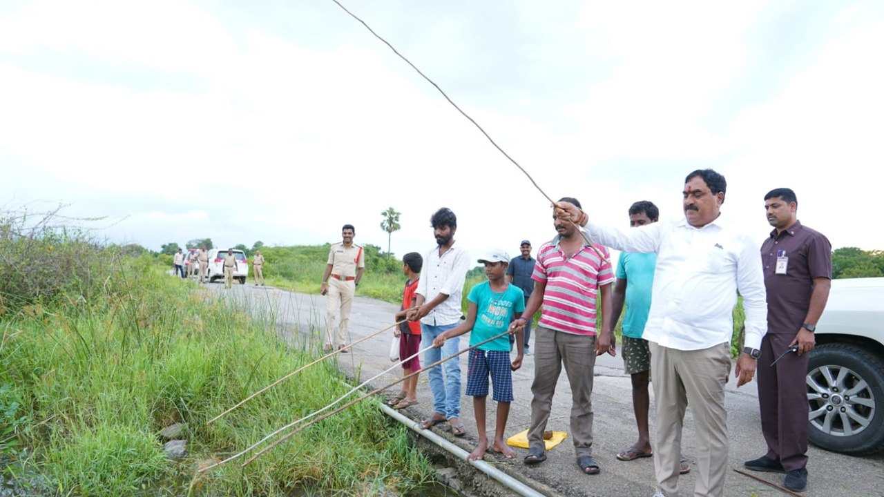 మంత్రి ఎర్రబెల్లి చేపలవేట అలా చేయటానికి కారణం తెలుసా *Politics | Telugu OneIndia