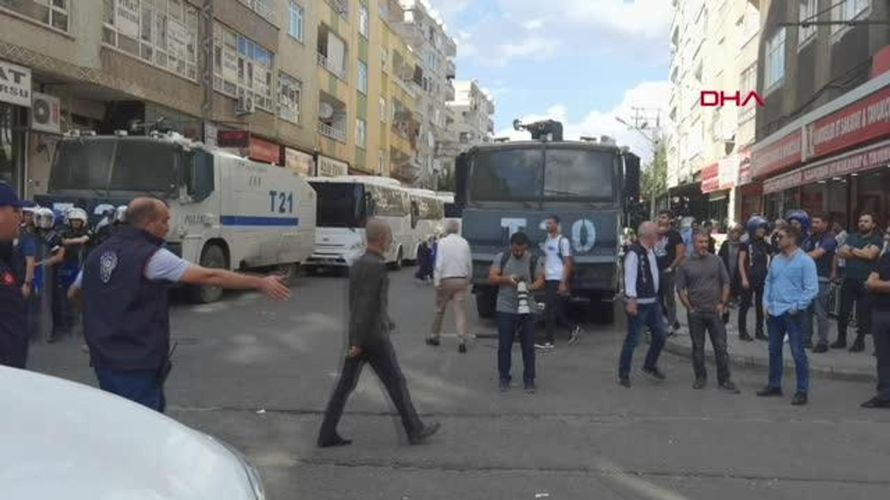 Son dakika haberleri... DİYARBAKIR'DA İZİNSİZ YÜRÜYÜŞ YAPAN HDP'Lİ GRUBA POLİS MÜDAHALESİ 59 GÖZALTI