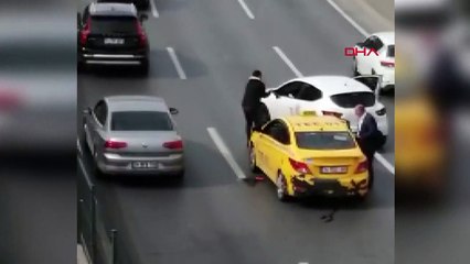 Beylikdüzü’nde kaza sonrası kavga! Taksi şoförüne kafa attı