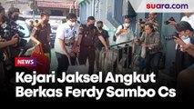 Tiba di PN Jaksel, Petugas Kejari Jaksel Angkut Berkas Perkara Ferdy Sambo Cs Pakai Trolly Barang