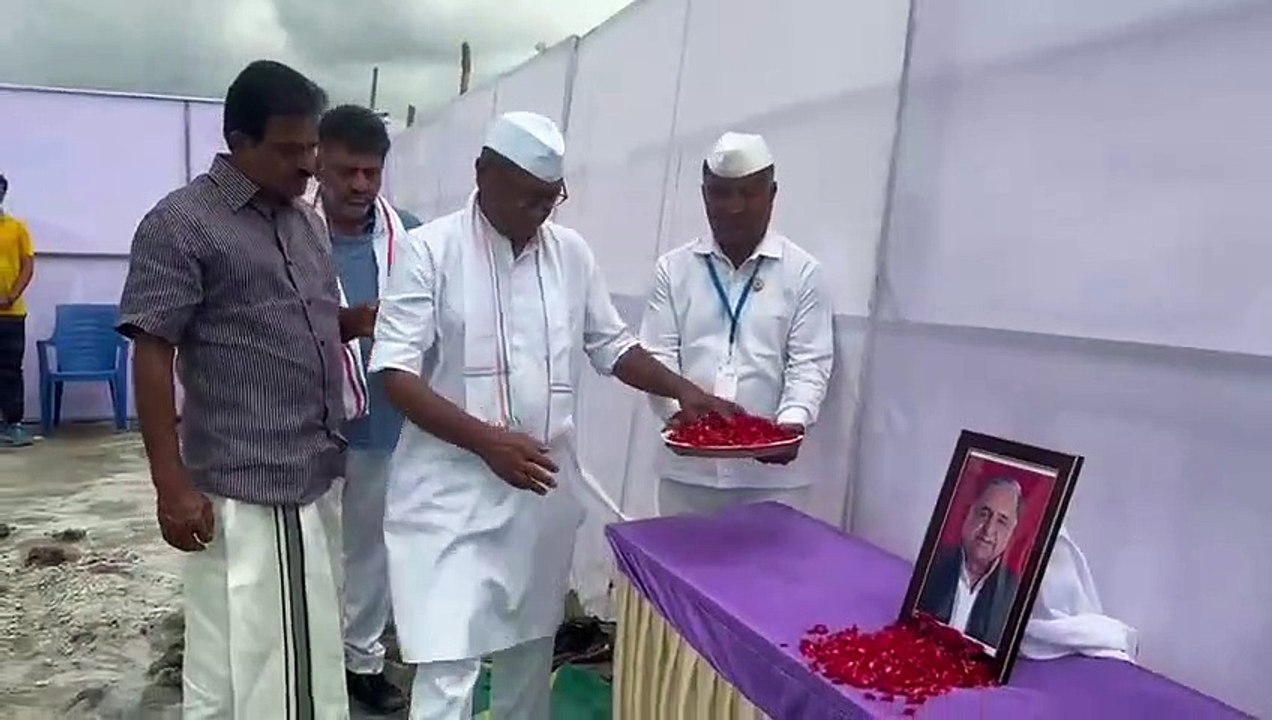 राहुल गांधी ने मुलायम सिंह को श्रद्धांजलि दी
