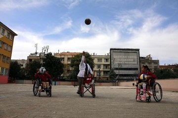 ÖĞRETMEN, KENDİSİ GİBİ ENGELLİ ÖĞRENCİLERİN TENEFFÜS ARKADAŞI