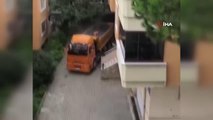Üsküdar'da işçiler 3'üncü kattan kamyona moloz attılar, vatandaşlar tepki gösterdi