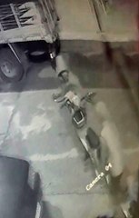 Kilidini kıramadıkları elektrikli bisikleti kucaklayıp böyle çaldılar