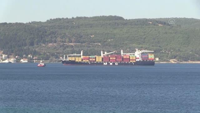 Çanakkale haberleri... Çanakkale Boğazı'nda makine arızası yapan gemi limana çekildi