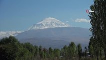 Ağrı haberi! 5 bin 137 metre yüksekliğiyle Türkiye'nin en yüksek dağı olan Ağrı Dağı'na mevsimin ilk karı yağdı