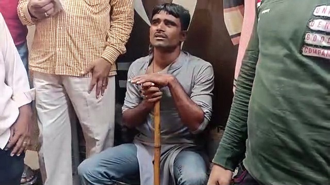 बच्चा चोरी के संदेह में युवक को पीटा