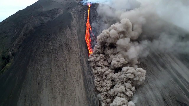 Stromboli, la lava cade a picco nel mare: le impressionanti immagini dal drone