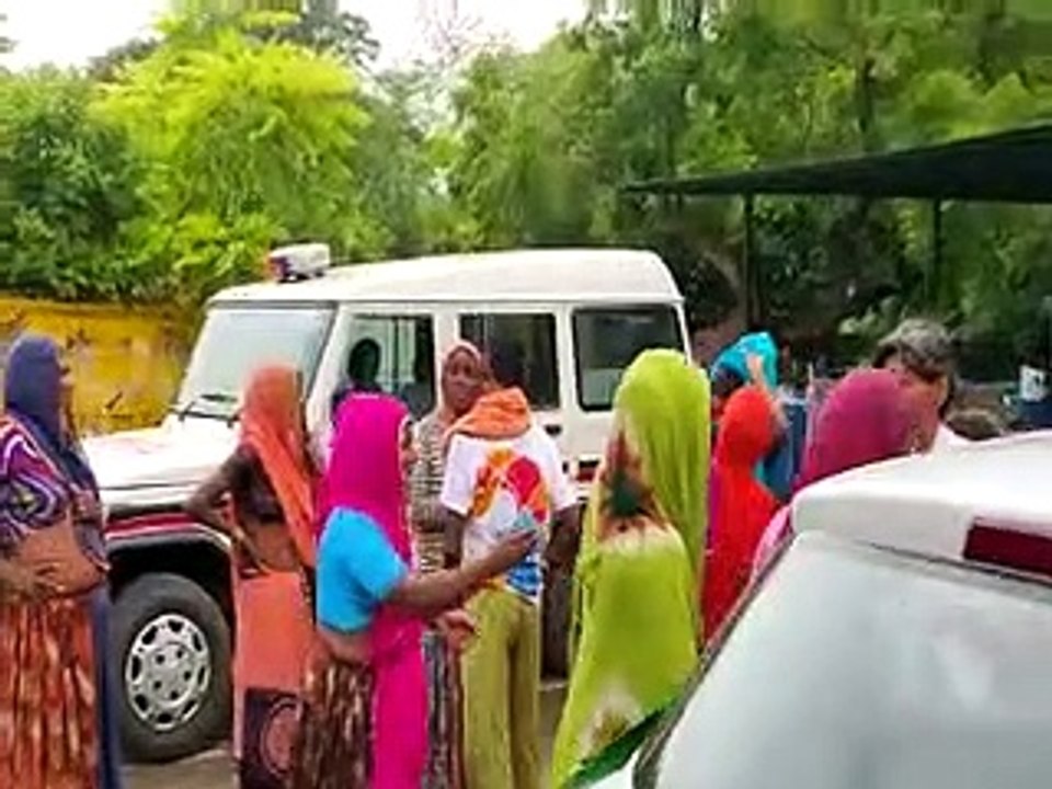 दुखद : बिजली गिरने से मां-बेटे की मौत, पिता गंभीर झुलसा