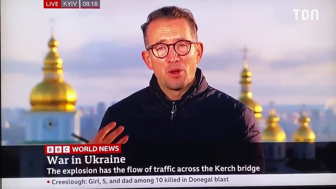 Ukraine : Ce journaliste se met à l'abris des bombes en plein direct !