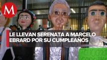 Ciudadanos se reúnen frente a la cancillería para felicitar a Marcelo Ebrard por su cumpleaños