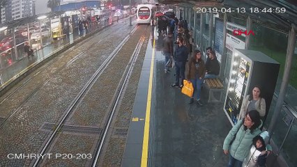 Otomobiliyle tramvay yoluna girdi: 1 kilometre sonra durduruldu