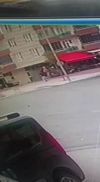 ENİŞTESİNİ SOKAK ORTASINDA ÖLDÜRMÜŞTÜ; BIÇAKLAMA ANI KAMERADA