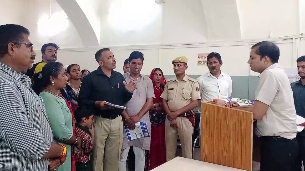 मुख्यमंत्री आवास योजना के फ्लैट मालिकों ने जिला कलेक्ट्रेट के आगे किया प्रदर्शन