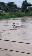 Hondureño es captado retando embravecidas aguas del río Chamelecón