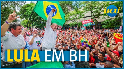 Lula reúne multidão em BH ao lado de Chico Buarque