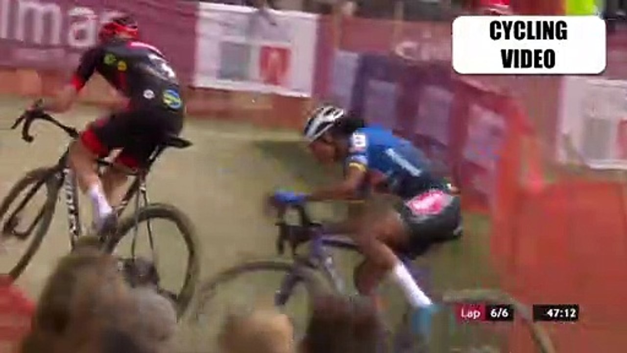 Fem van Empel vs Ceylin del Carmen Alvarado Sprint Finish | Waterloo Cyclocross World Cup 2022