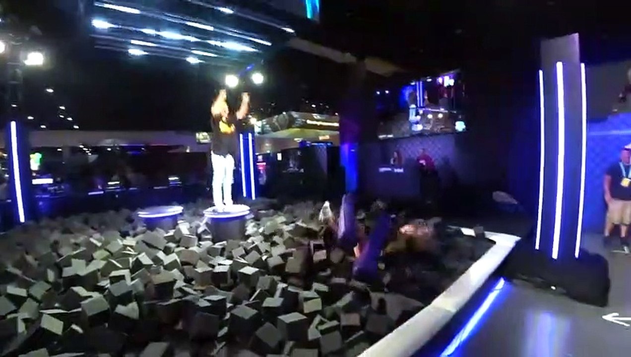 Adriana Chechik se casse le dos en direct de la...