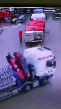 Ce chauffeur de camion ne s'attendait pas à ça en vérifiant sa remorque