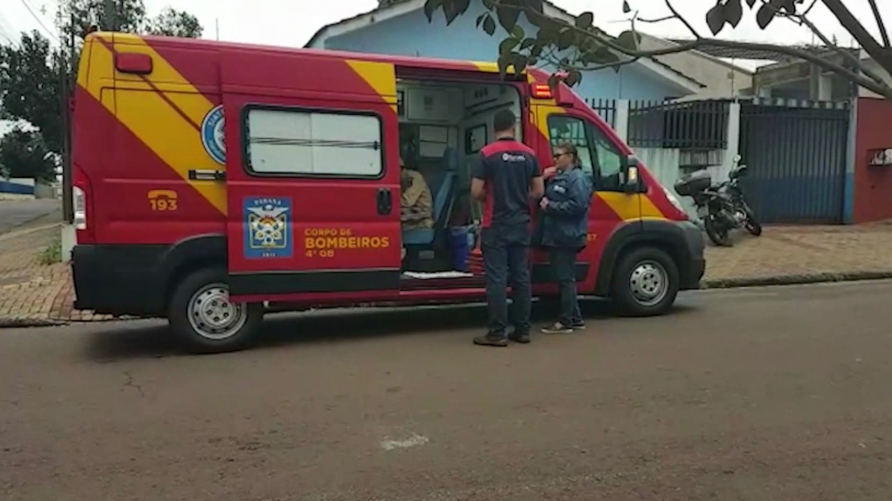 Mulher é atropelada pelo próprio veículo após f...