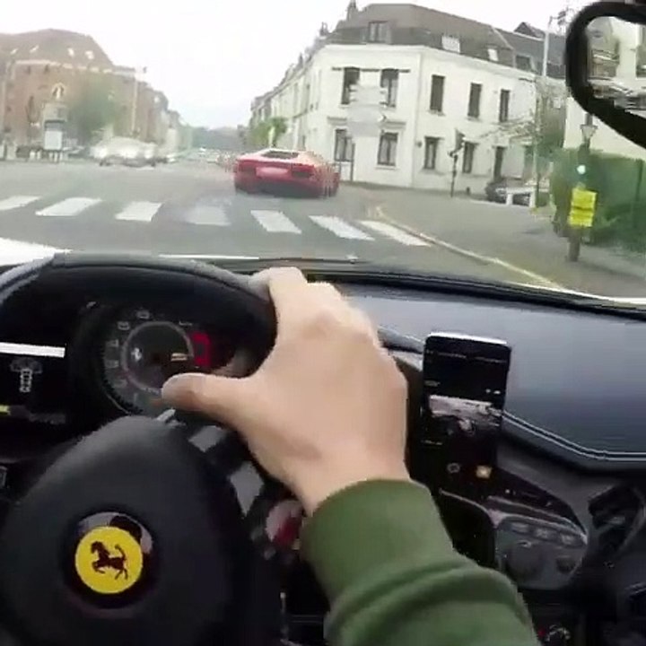Sa supercar Ferrari crache du feu au démarrage... moteur surpuissant