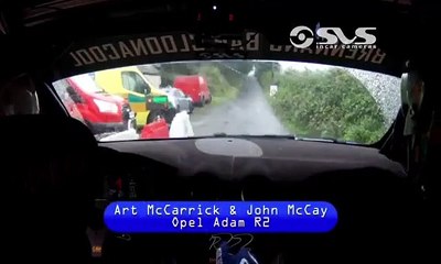 Le capot de la voiture de ce pilote de rallye se rabat sur le pare-brise en pleine course