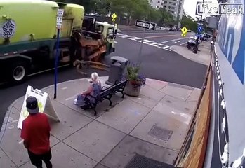 Cet éboueur fait une très grosse bêtise... Douloureux