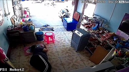Regardez qui vient réveiller une femme qui fait sa sieste... Un lézard sauvage