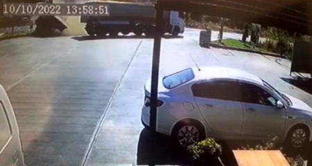 İş makinesi ve tırın karıştığı kazada 1 kişi hayatını kaybetti