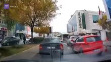 Trafik magandası kadın dehşet saçtı! Kaportayı yumrukladı