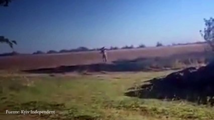 Un soldado ucraniano intercepta un misil ruso.