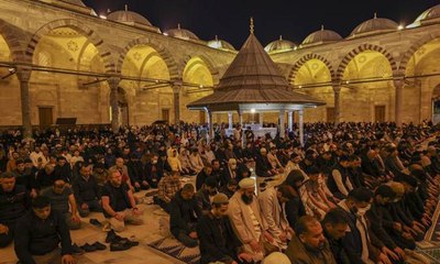 القارئ المصري أحمد نعينع يؤم ليلة القدر الأولى في مسجد آيا صوفيا منذ 88 عامًا
