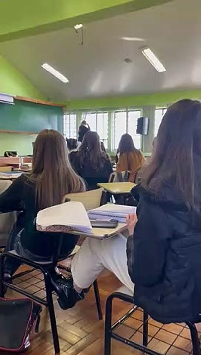 Professora interrompe aula para aplaudir carreata