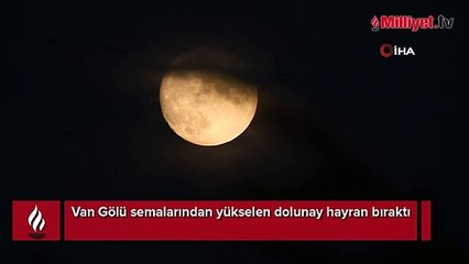 Van Gölü semalarından yükselen dolunay hayran bıraktı