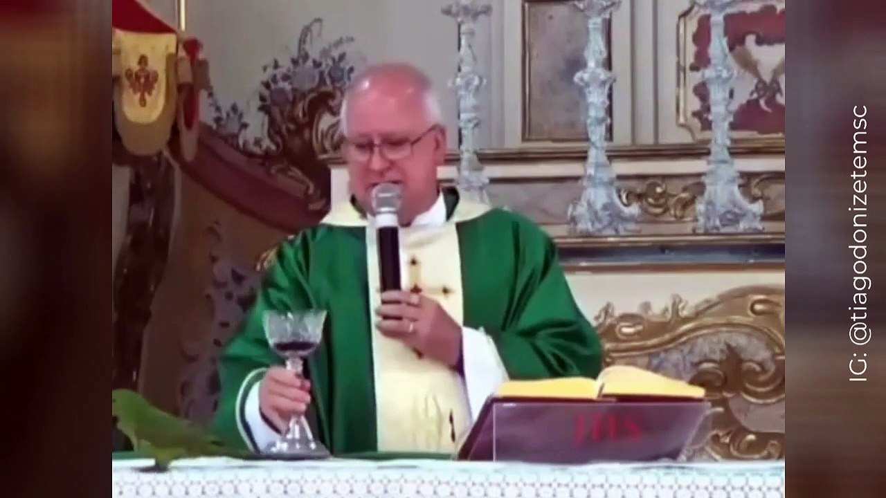 Travieso loro intentó beber vino consagrado durante una misa en Brasil