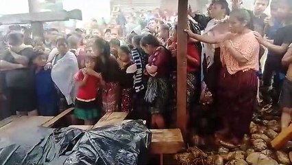Desgarrador momento en comunidad de Panzós tras rescate de cinco personas fallecidas.