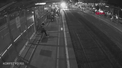 OTOMOBİLİ İLE TRAMVAY YOLUNA GİREN SÜRÜCÜ KAMERADA