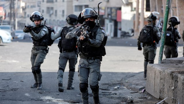 مواجهات بين شبان فلسطينيين وقوات الاحتلال الإسرائيلي في مخيم شعفاط