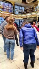 Un extranjero se casó con una cholita paceña; observe las imágenes del conteo de regalos