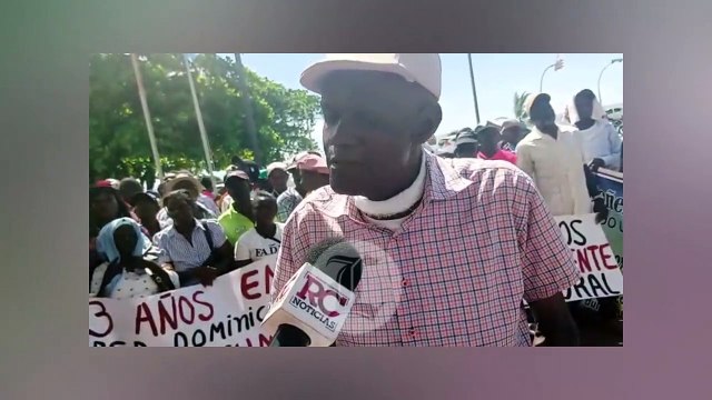 Decenas de cañeros protestan ante Migración exigiendo residencia permanente