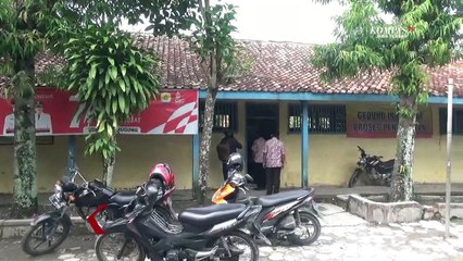 Miris! Siswa SD di Grobogan Belajar di Bawah Atap yang Ditopang Bambu