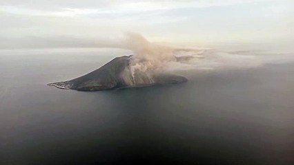 Stromboli, la lava rallenta ma i crolli fino al mare proseguono