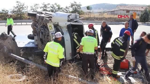 KAMYONET İLE MOTOSİKLET ÇARPIŞTI 1 ÖLÜ, 1 YARALI