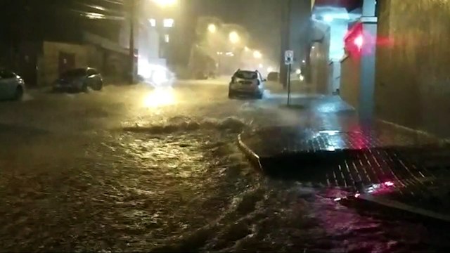 Forte tempestade com ventos e raios atingem Cascavel